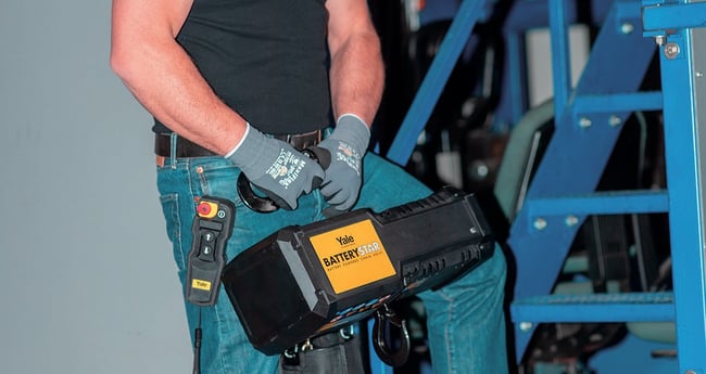 Yale BatteryStar - Product Picture - In hand