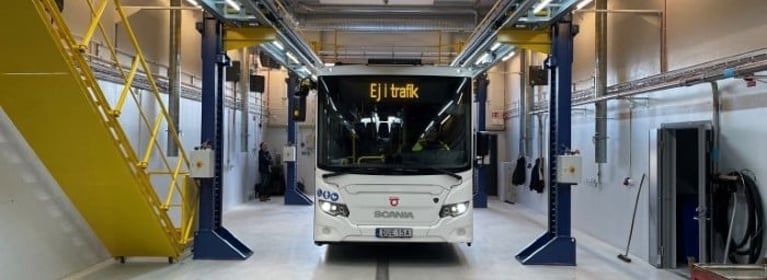 Image of Bus on platform